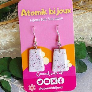 Handmade white polymer clay earrings. Boucles d'oreilles fait à la main
